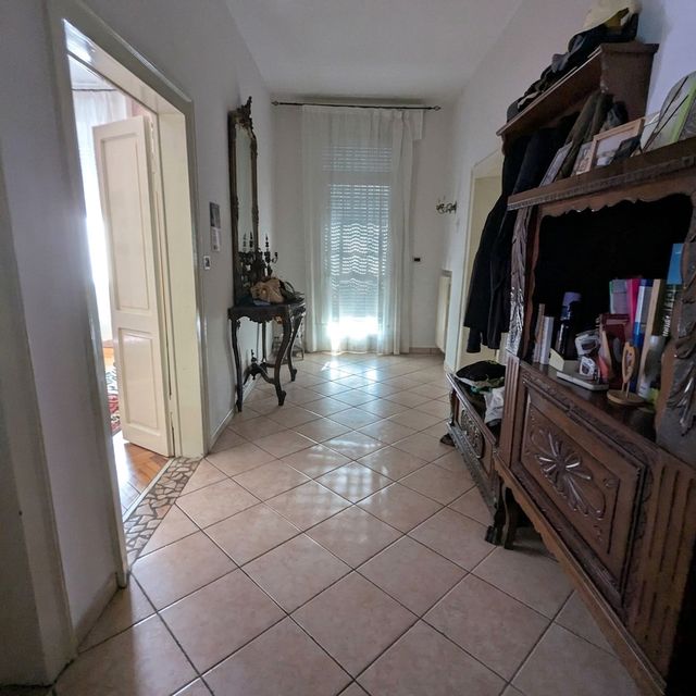 Ingresso della casa con specchiera d'epoca
