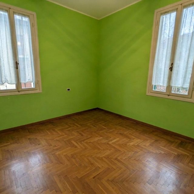 Camera da letto matrimoniale con parquet a spina di pesce