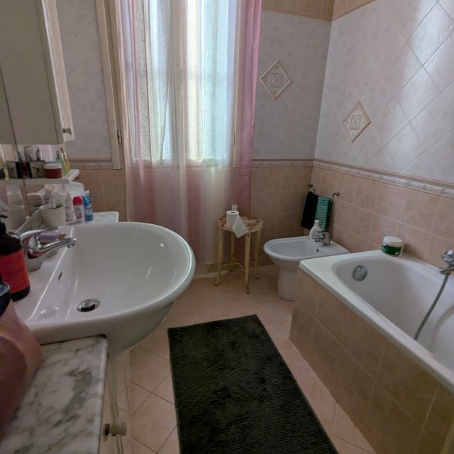Camera da letto con doppia esposizione e parquet a spina di pesce