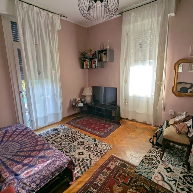 Terza camera con divano letto, libreria e parquet a spina di pesce