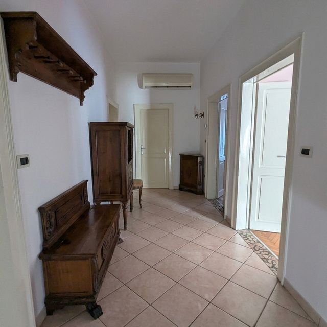 Bagno con vasca, bidet e doppio lavabo